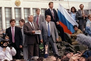 El primer presidente de Rusia, Boris Yeltsin, reunido con el antigo Consejo de Ministros sobre un tanque el día del golpe de Estado. REUTERS