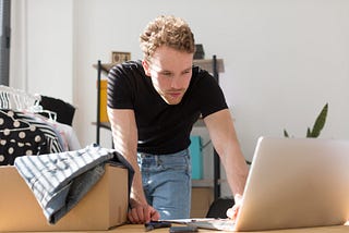 Homem usando o computador para vender na internet