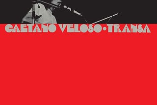 capa do album transa de caetano. Quadrado vermelho onde está escrito caetano veloso — transa, com um retangulo preto em cima com foto dele cantando.