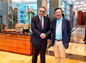 Huawei founder and CEO Ren Zhengfei presents the “Father of Polar Code” with an award.