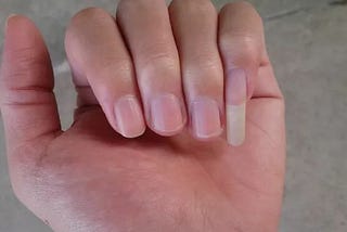 In addition to growing out the pinky nail, some people also grow their thumbnail long (image sourced from the internet).