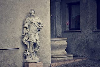 Particolare di un vicolo con la statua di un soldato romano antico, mentrein una rientranza si intravvede la vasca di una fontana