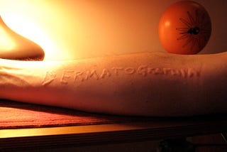 https://commons.wikimedia.org/wiki/File:Dermatographia.JPG