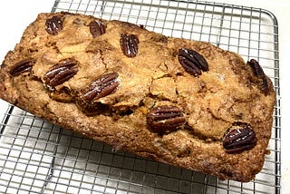 Apple, cinnamon and pecan cake