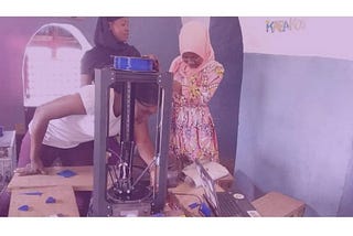 Frauen, Mädchen lernen und arbeiten mit einem 3D-Drucker ; Mali Afrika