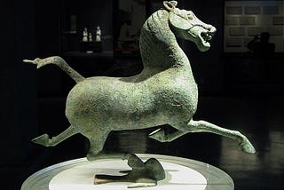 Fljúgandi bronshesturinn frá Gansu 銅奔馬