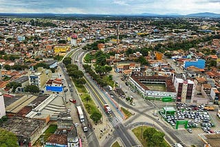 Fotografia aérea de Eunápolis. Disponível em: https://upload.wikimedia.org/wikipedia/commons/e/e1/Eunapolis-1.jpg