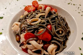 Taglierini neri con calamaretti e pomodorini