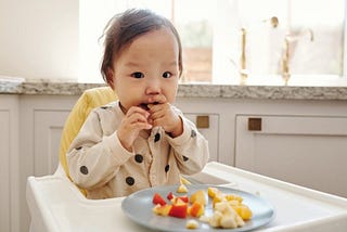 DOMINO206 | Cara Mengajarkan Kebiasaan Makan yang Baik dan Sehat pada Toddler