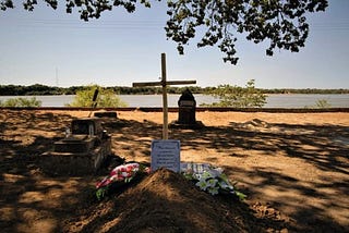 Pedro, descalço, plantado na beira do Araguaia