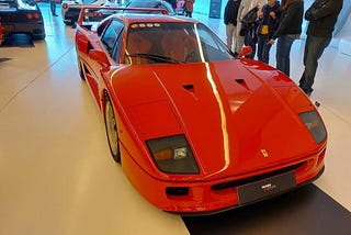 Ferrari F40 rojo en la exposición Ferrari Pasión y Leyenda.