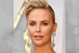 CHarlize Theron con pendientes Chopard