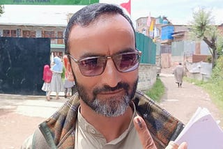 Former JeI member joins electoral process, casts vote in Pulwama