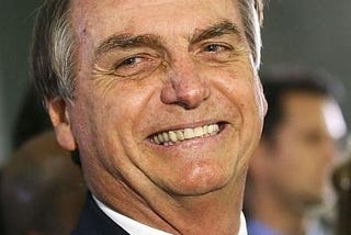 Bolsonaro comemora laudo e volta a atacar a Globo no caso do porteiro