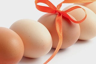 An image of eggs decorated as gifts to signify ‘egg donation’.