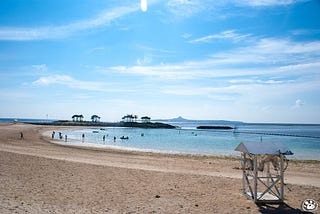 2018日本沖繩景點！海洋博公園旁的翡翠海灘！藍天白雲與月牙灣！私人推薦來這玩水！ @ 貓與蟲的遊記生活