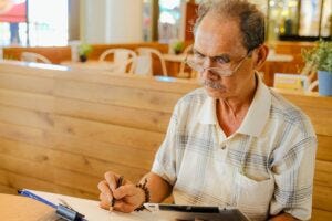 TALENTED VIETNAMESE ARTIST SKETCHES AT ALMA RESORT