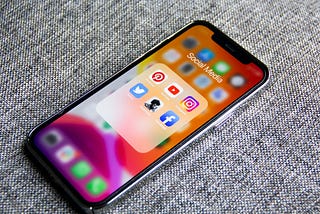 Twitters user are faster worn out by clickbait than Facebook users