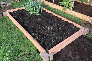 A fast, cheap, AND good raised garden bed