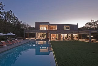 Architecture firm Assembledge+, has designed the modern remodel of a house in Bel Air, California. #ModernHouse #ModernArchitecture #ModernSwimmingPool