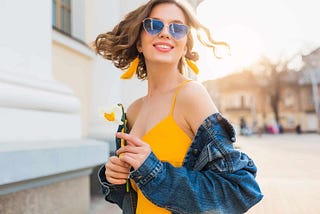 bella donna con capelli ondeggianti che sorride