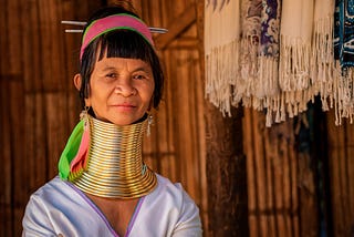 Las mujeres de los cuellos de jirafa
