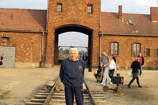 La historia del sobreviviente de Auschwitz en Argentina que conoció a Schindler y recuerda el…
