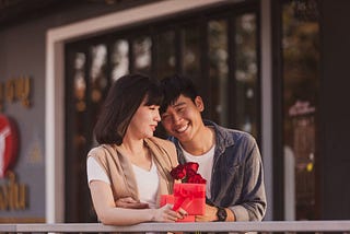 Top 22 Romantic Gift Ideas for Your Girlfriend’s Birthday In Singapore