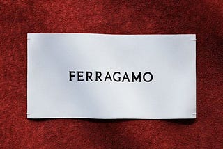 字體一換粉絲崩潰？如何解讀 Peter Saville 為 Ferragamo 操刀的全新 Logo 設計