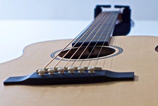 De como compré inesperadamente una pequeña gran guitarra acústica hecha de materiales insospechados.