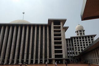 Cerita dan Fakta Lain, Masjid Istiqlal Jakarta