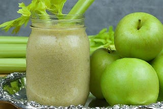 Apple celery smoothie (green smoothie)