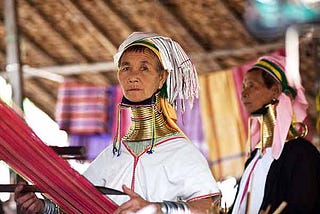 Rencontre les femmes au long cou durant un voyage birmanie thailande