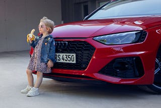 Controversial Audi advertisement (excerpt): ‘We sincerely apologise for this insensitive image.’ Photo: Audi Photo of a little girl in front of the radiator grille of an Audi RS4. She is wearing a short summer dress, a denim jacket and sunglasses and is eating a banana. Above it, the manufacturer’s message appeared in a tweet in 2020: ‘Lets your heart beat faster — in every aspect.’