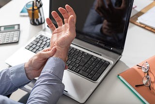 Desk Workers! Could the Pain in Your Hand be Carpal Tunnel Syndrome?