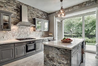Rehausser votre design de cuisine avec des murs d’accent en parement de pierre