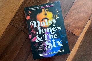 CRÍTICA: “Daisy Jones & The Six” é a perfeita confusão entre realidade e ficção