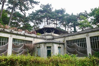 Forgotten places: the vestiges of the colonial exhibitions in the Bois de Vincennes