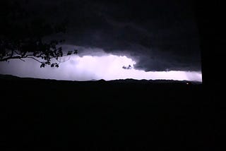 Los rayos rasgan el cielo oscuro como latidos desbocados del corazón del cielo, cada vez son más…