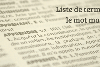 Une page de dictionnaire jaunie ouverte à Apprendre. Liste de terme avec le mot marketing.