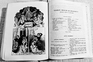 Libro de las obras completas de William Shakespeare, abierto en la obra Hamlet.