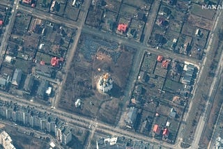Рассказываем о братской могиле на спутниковых снимках Бучи: как она выглядит с земли и кто ее…
