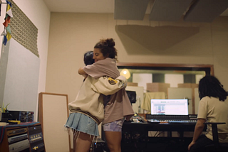 Lorena Blume abrazando fuertemente a su compañera y amiga Milena Warthon con quién re-versionó su canción “CANCIÓN Q” del album “CUCARACHA CHUECA”” año del 2018.