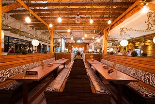 Música e padronização da identidade de marca — Imagem mostra unidade da marca Mundo Animal, franquia de restaurantes temáticos, cliente Bananas Music.