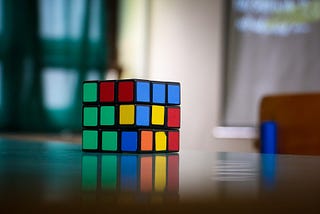 Learn how to solve a Rubik’s cube in less than 30 minutes(without formulas)