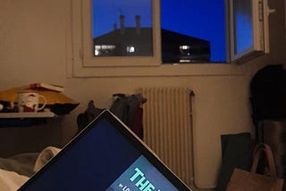 Les nuages pendent devant ma fenêtre,