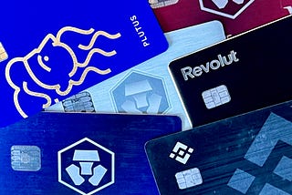 Les cartes bleues Visa de Crypto.com, Binance, Revolut et Plutus.