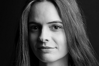 elegant-portrait-of-woman-in-black-and-white