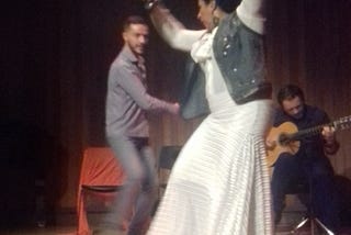 um bailaor, uma bailaora e um guitarrista em ação no palco