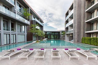 รีวิว โรงแรม Maya Phuket Hotel อยู่ใกล้กับสนามบินภูเก็ต มีรถรับส่งสนามบิน และสระว่ายน้ำกลางแจ้ง